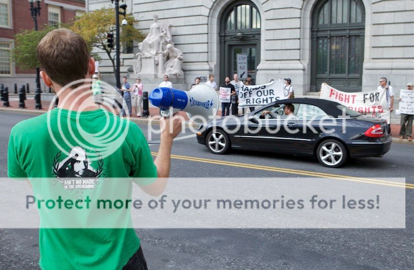 Две акции на одной площади Photobucket